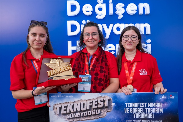 İpek İlkyaz ve Duru Nisa Seber, TEKNOFEST'te çip ve mozaik projesiyle birinci oldu