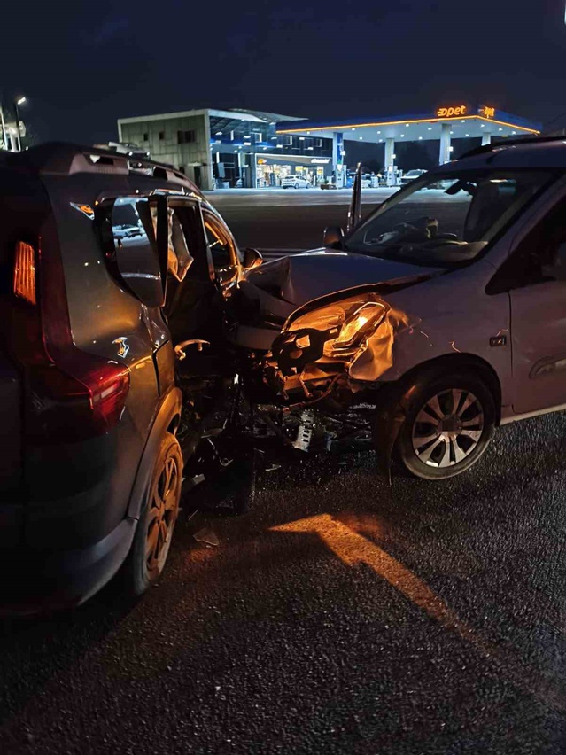 Diyarbakır-Mardin kara yolunda çarpışan iki otomobildeki 2 kişi yaralandı