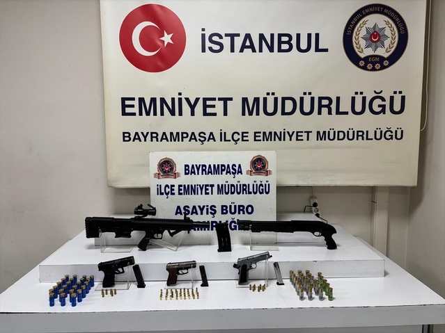 Bayrampaşa'da eve düzenlenen operasyonda 5 ruhsatsız silah ele geçirildi