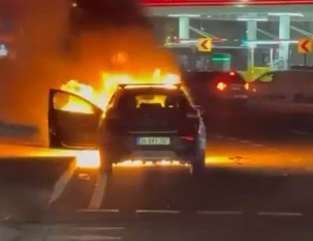 Kağıthane'de cipin motoru alev aldı, yangın itfaiye ekiplerince söndürüldü