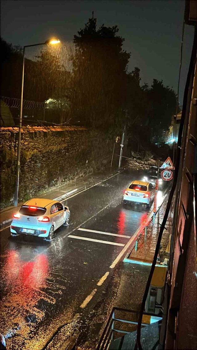 İstanbul Ortaköy'de istinat duvarı çöktü, ölen yaralanan olmazken trafik durdu