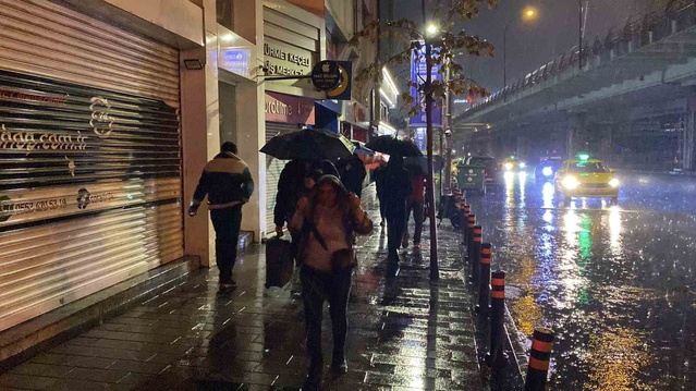 İstanbul'da etkili olan sağanak, işe giden vatandaşlara zor anlar yaşattı
