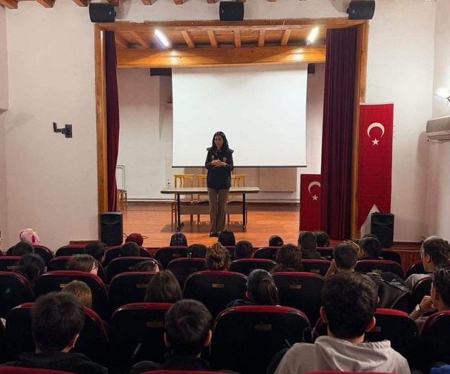 Erzincan'da polis ekipleri 329 öğrenci ve öğretmene siber güvenliği anlattı