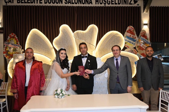 Afyonkarahisar Çay'da Kaymakam Türker, mesai arkadaşlarının nikah şahitliğini üstlendi