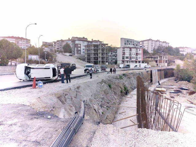 Karabük'te kontrolden çıkan otomobil yol çalışmasında 4 metre şarampole devrildi