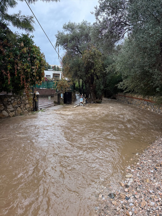 Bodrum Bitez'de sağanakta evinde mahsur kalan hamile kadın sedyeyle tahliye edildi
