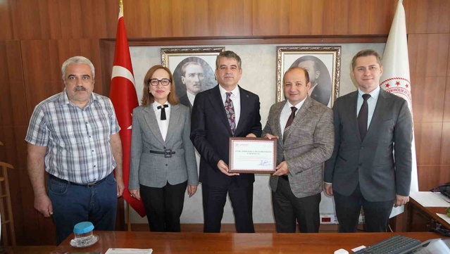 Manisa'daki çevre müdürlüğü beslenme dostu iş yeri belgesini Sağlık Müdürü'nden aldı