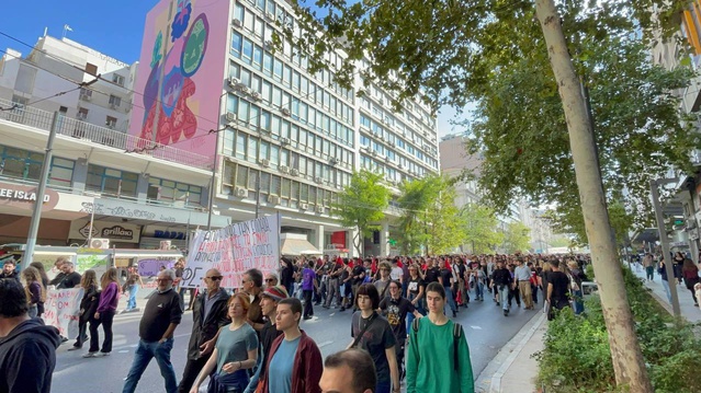 Atina'da 10 binden fazla öğrenci ve öğretmen eğitim sistemindeki kronik sorunlara karşı yürüdü