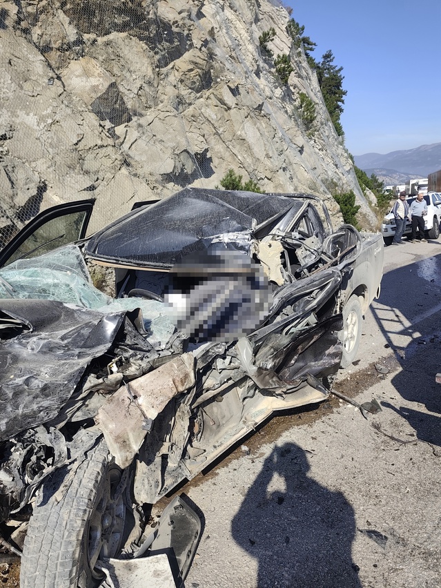 Bolu Mudurnu'da TIR ile çarpışan kamyonetin sürücüsü öldü, 3 kişi yaralandı