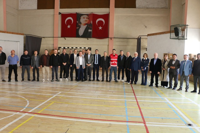 Trabzon Of'ta ihtiyaç sahibi öğrencilere Kızılay'dan giysi yardımı yapıldı