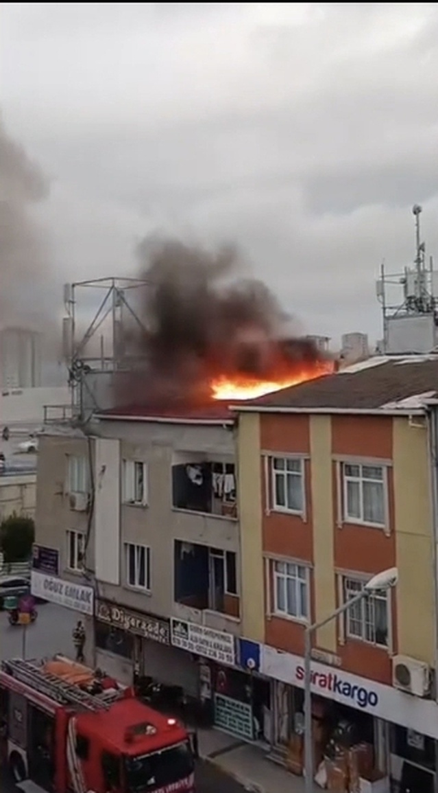 Küçükçekmece'de saat 17.10'da çatıda çıkan yangın itfaiye ekiplerince söndürüldü