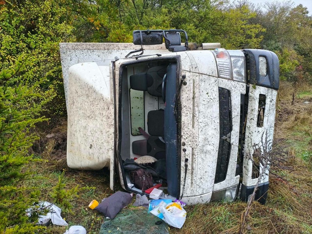 Bilecik Bozüyük'te devrilen kamyonda 2 kişi yaralandı, yaralılar hastaneye kaldırıldı