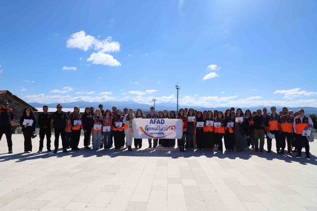 Kastamonu'da 38 gönüllüye destek AFAD gönüllüsü kimliği programla takdim edildi