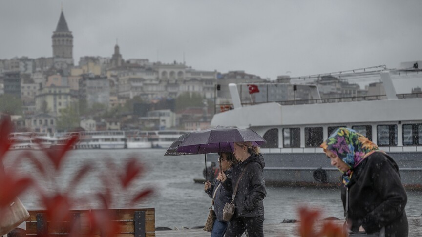 Sıcaklık düşüyor, kuvvetli sağanak geliyor. İstanbul'da akşam saatlerine dikkat