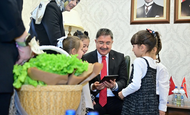 Eskişehir Valisi Yılmaz, anaokulu öğrencilerinin topraksız tarım projelerini dinledi