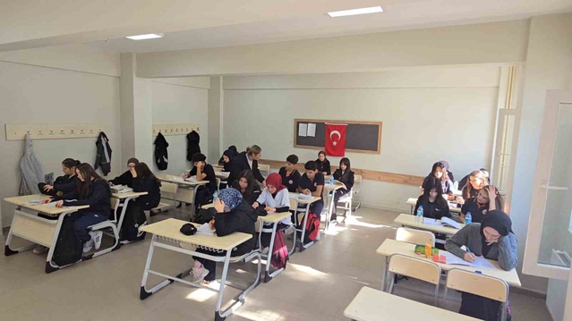 Vezirköprü'de 17 yaşındaki öğrenci hastanede staj ve amatör liglerde hakemlik yapıyor