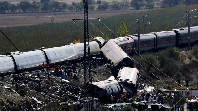 İspanya'da hızlı trenler çarpıştı: En az 68 ölü