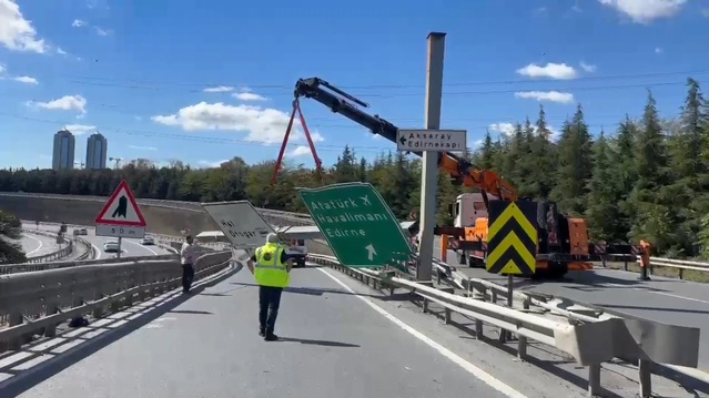 Esenler'de iki yön tabelasını deviren damperi açık hafriyat kamyonunun şoförü kaçtı