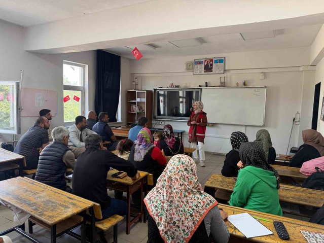 Besni Sosyal Hizmet Merkezi velilere sanal kumar, öğrencilere medya eğitimi verdi