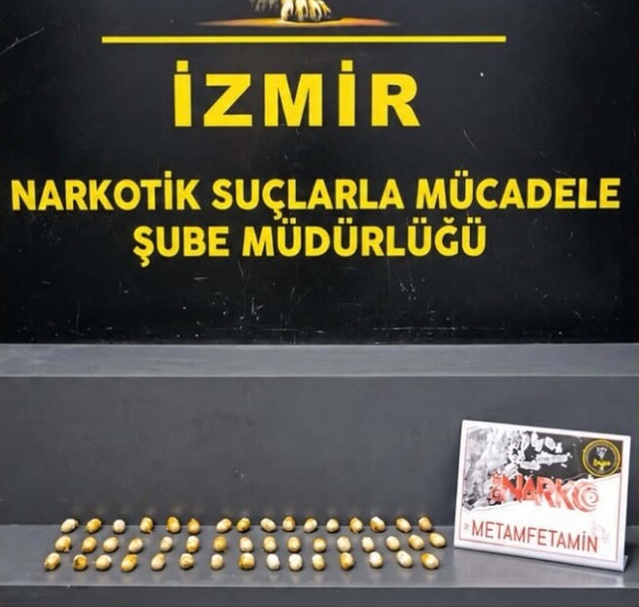 İzmir'de iç hatlarda durdurulan yolcu, midesinde 322 gram metamfetaminle yakalandı