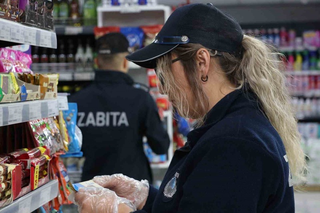 Düzce Cumayeri'de zabıta, marketlerde etiket ve son kullanma tarihi denetimi yaptı