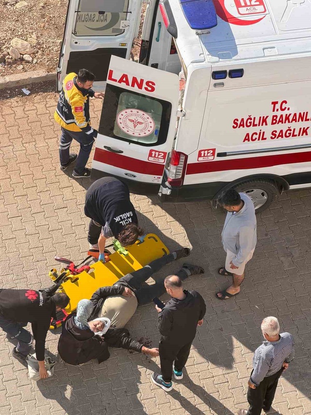 Adıyaman'da Örenli TOKİ'lerde yayaya otomobil çarptı, yaralı hastaneye kaldırıldı