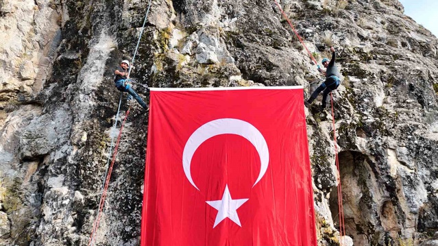 Çorum'da Lodos Doğa Sporları üyeleri 60 metre inişle dev Türk bayrağını dalgalandırdı