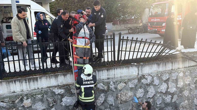Çorum'da park halindeki araca çarpan otomobil dere yatağına uçtu, sürücü yaralandı