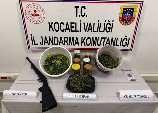Kocaeli Karamürsel'de 3 kg 500 gr kubar esrar ele geçirildi, 2 zanlı gözaltına alındı