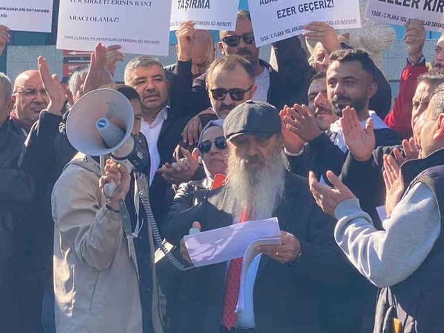 C plaka esnafı ABB önünde 200 plakanın 3 yıllık kiralama ihalesinin iptalini istedi