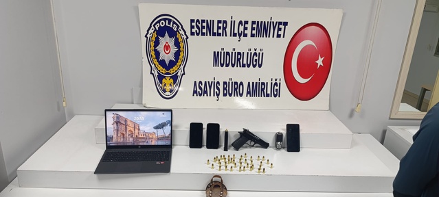 Esenler'de çatıya kaçan şüpheli yakalandı, evde 52 mermi ve 45 sayfalık evrak bulundu