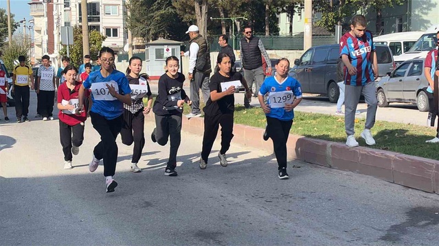 Kütahya Tavşanlı'da Cumhuriyet koşusunda öğrenciler tarihi numaralarla mücadele etti