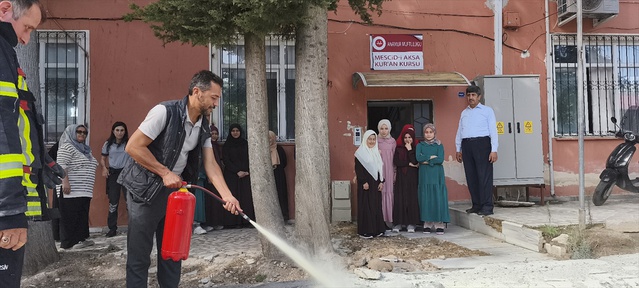 Mersin Anamur'da Kur'an kursu öğrencileri yangın söndürme cihazı kullanımını öğrendi