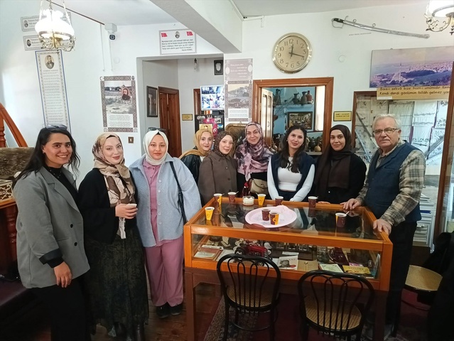 Tekirdağ'da Namık Kemal Evi'ni gezen öğrencilere Sezai Kurt evin tarihini anlattı