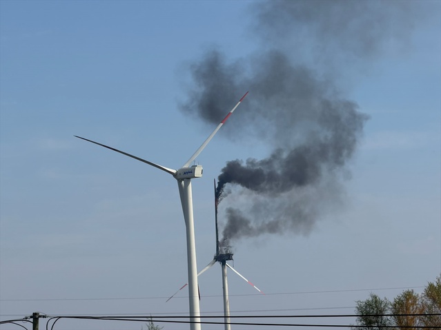 Aydın Söke'de enerji şirketine ait rüzgar türbinindeki yangını itfaiye söndürdü