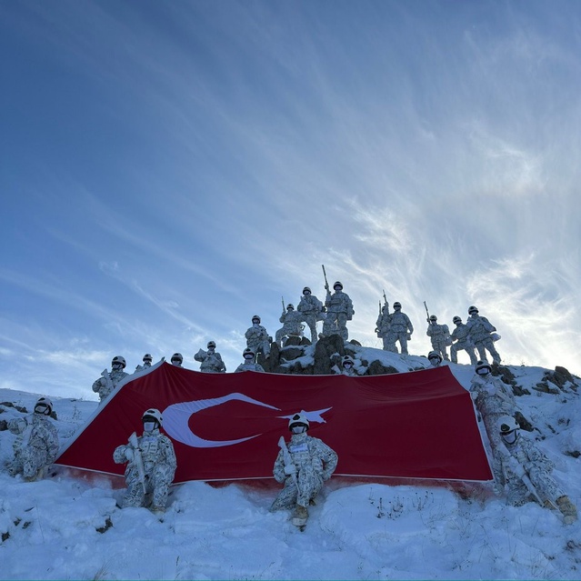 LANDCOM, Türk komandoların fotoğrafını paylaşarak 29 Ekim'i kutladı