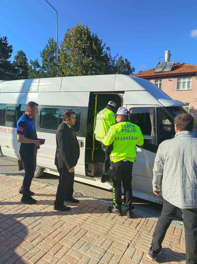 Ladik’te 15 taşımalı eğitim servisi denetlendi, aykırı sürücülere ceza verildi