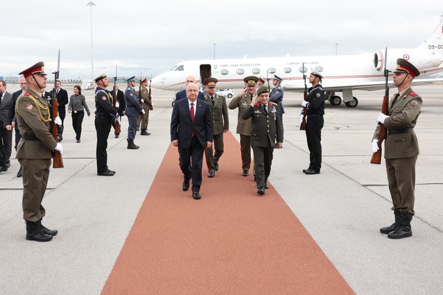 Üçlü Savunma Toplantısı için Bulgaristan'a giden Bakan Güler'i Monov karşıladı