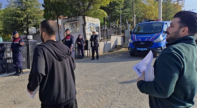 Manisa Demirci'de jandarma 3 KPSS adayını 1 dakika kala sınava yetiştirdi