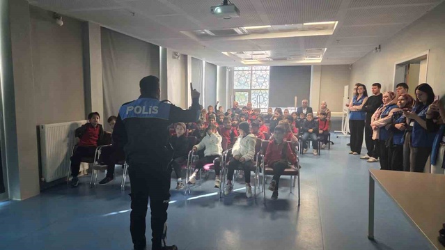 Bilecik'te 48 ilkokul öğrencisine güvenli internet ve akran zorbalığı eğitimi verildi