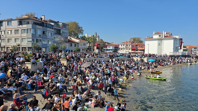 SOLOTÜRK'ün Mudanya semalarındaki gösteri uçuşunu binlerce kişi izledi