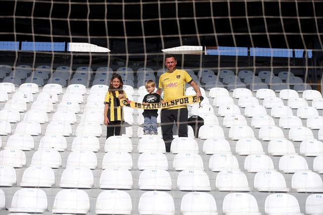 İstanbulspor'un tek taraftarı Karataş, Muğla deplasmanında iki çocuğuyla tribündeydi