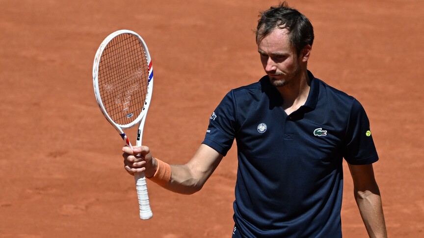 Tribüne gönderdiği top seyirciye çarpan Medvedev, Çin Açık'tan diskalifiye edildi