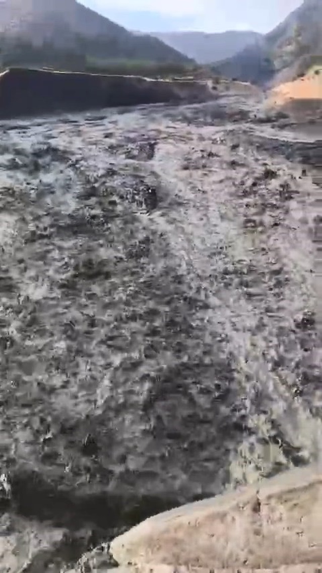 Elazığ'da aralıklarla süren sağanak Palu Kırbulak'ta sele neden oldu