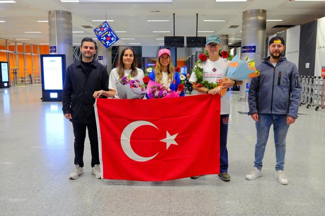 Eda Savcıgil, Catalina ve Molokai'yi rekorlarla geçip İzmir'de çiçeklerle karşılandı