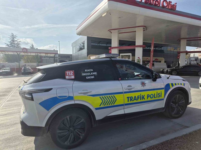 Eskişehir Tepebaşı'nda akaryakıt istasyonunda otomobilin çarptığı kadın yaralandı