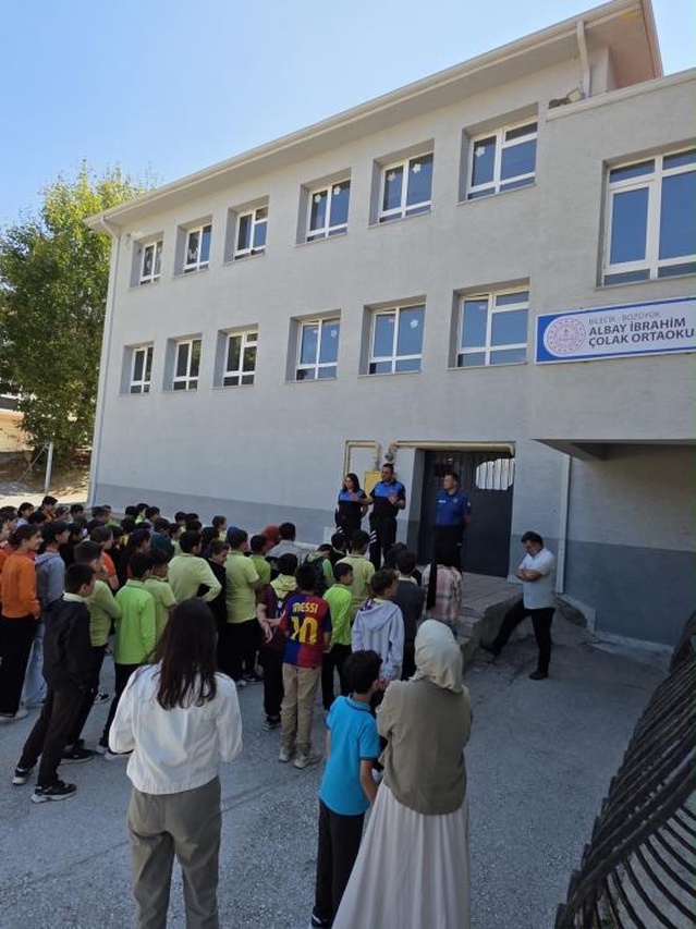 Bilecik Bozüyük'te polis 138 öğrenciye güvenlik ve trafik eğitimi verdi