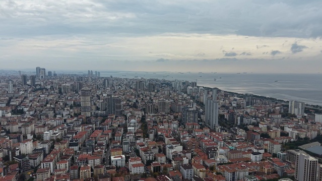 İstanbul'da hava ikiye bölündü, Avrupa'da sağanak Anadolu'da açık hava dronla çekildi