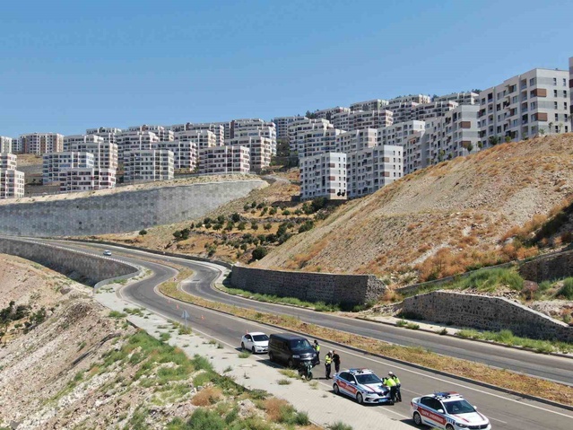Kilis'te jandarma, trafik güvenliği için dron destekli denetim gerçekleştirdi