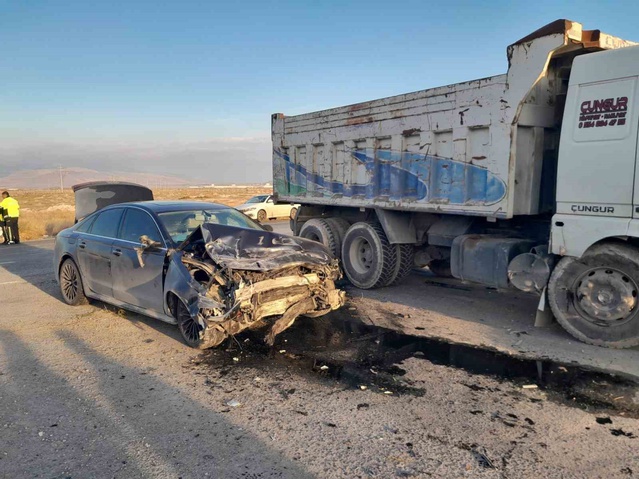 Konya Karapınar'da kamyonla çarpışan otomobildeki 1 kişi yaralandı